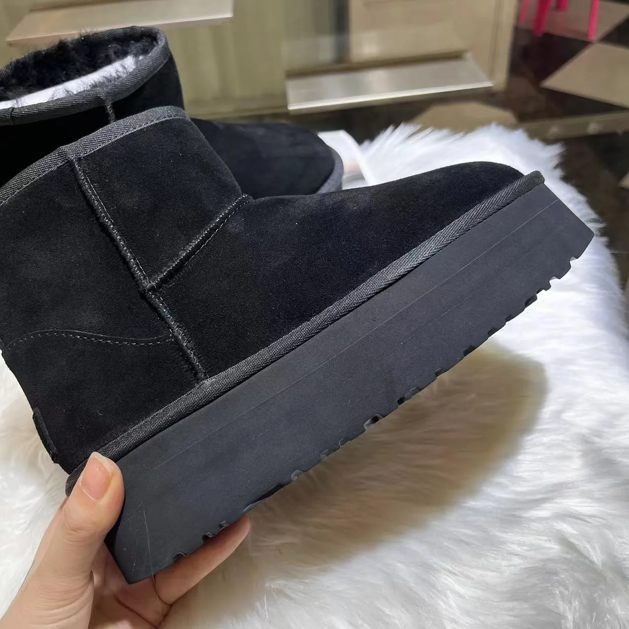 💰520 UGG sheepskin all-in-one snow boots. The official website synchronizes the new autumn and winter women's classic mini (thick sole) short snow boots 1134991, three-layer combination thick sole 5 cm, lightweight and non-slip, suede upper, 17 mm real wool lining, comfortable and casual, simple and fashionable! Color: Maroon Black Military Green Chocolate Size: 35-41